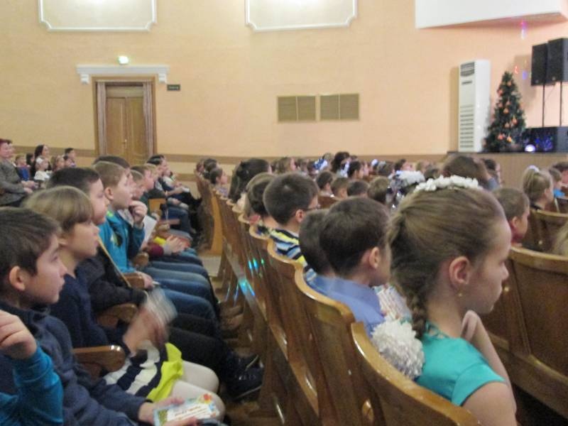 Новогоднее представление на городской елке мэра для отличников учебы. 27.12.2017 г.130883