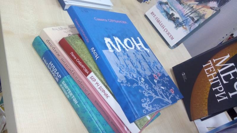 Выставка книг "Әлмәтебез язучылары / Писатели Альметьевска". Библиотека народов Поволжья. 14.11.17г.96821