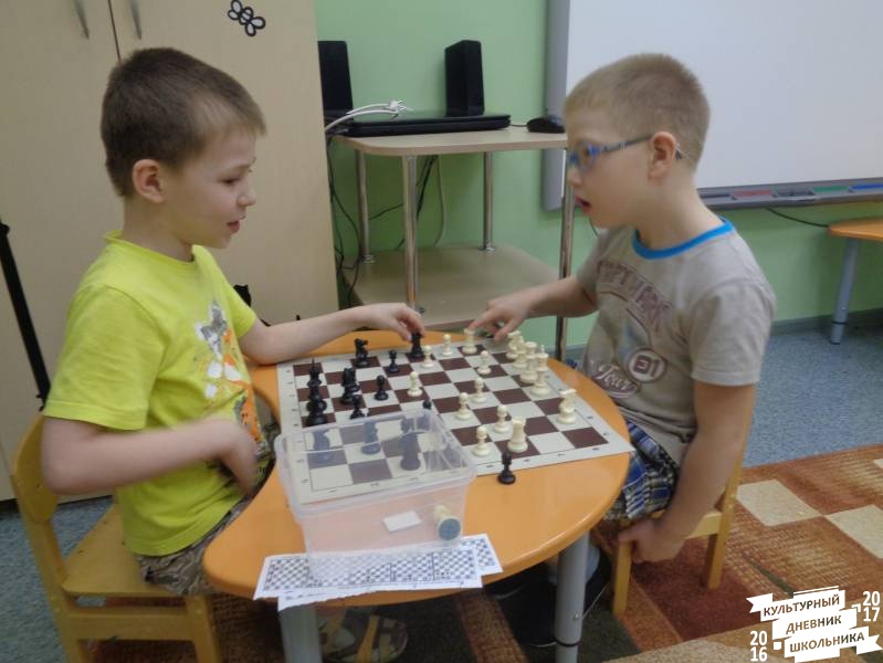 Занятие по шахматам в дошкольниками 2.JPG
