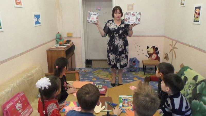 Подарок для мамы. Библиотека семейного чтения. Очумелые ручки.106648
