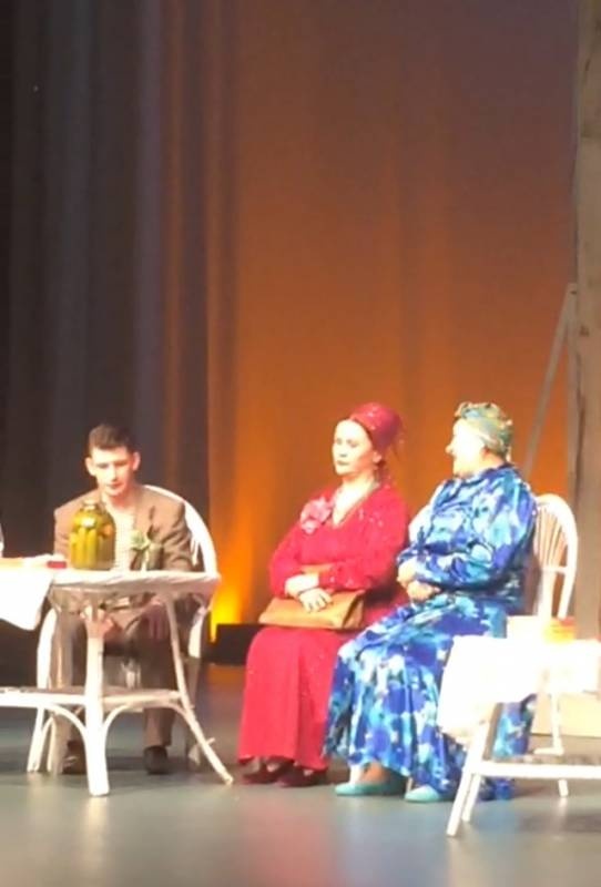 Спектакль.