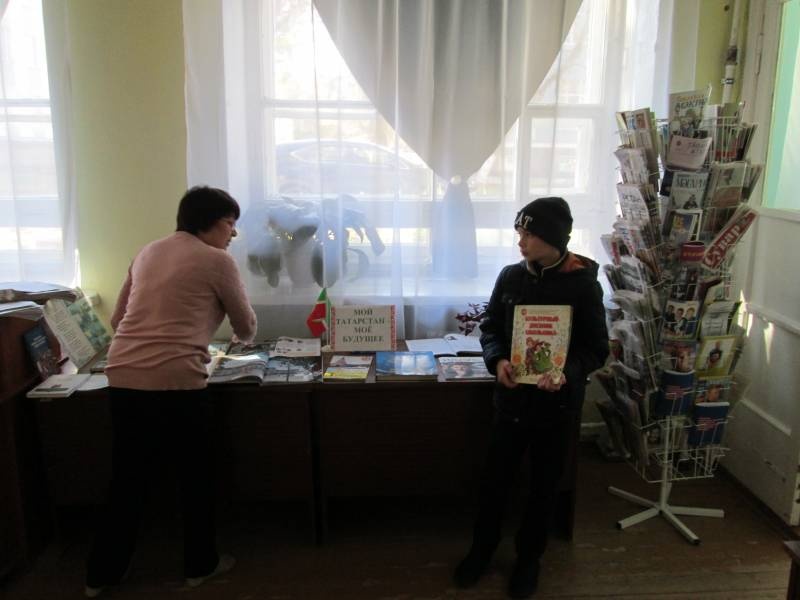 Книжные выставки в БДН октябрь 2018158049