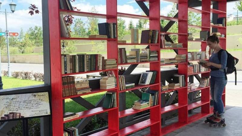 Кто больше знает, тому и книги в руки.