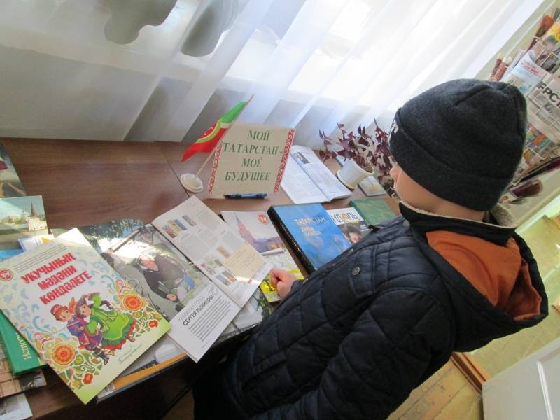 Книжные выставки в БДН октябрь 2018158051