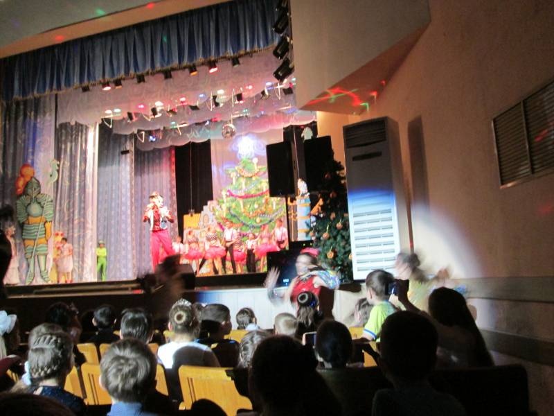 Новогоднее представление на городской елке мэра для отличников учебы. 27.12.2017 г.131006