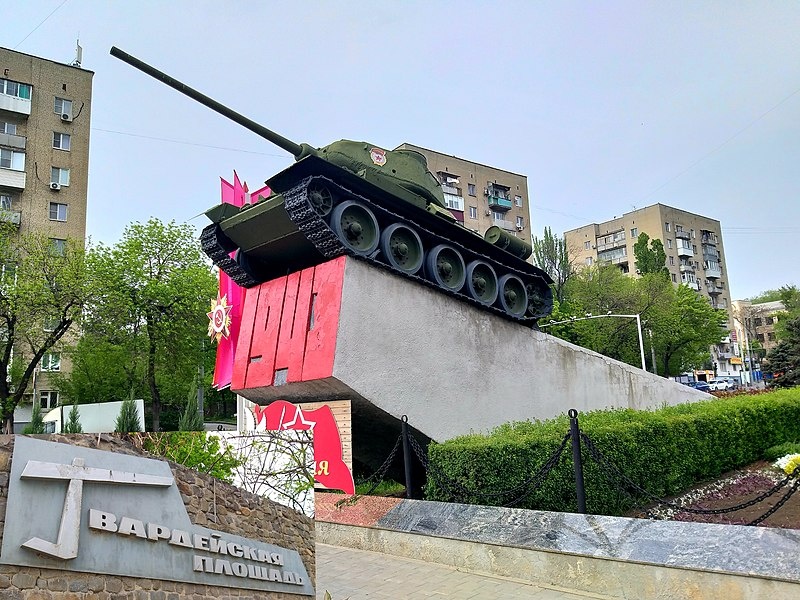 800px-Г._Ростов-на-Дону_Гвардейская_площадь_2019_год
