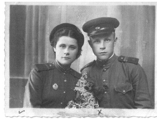 Н.А.Соловьева с командиром зенитной батареи 4 мая 1945г
