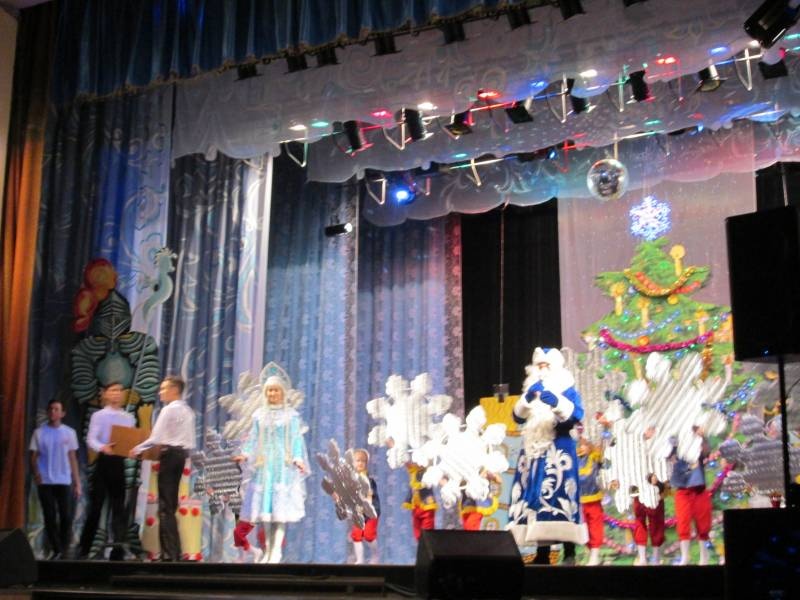Новогоднее представление на городской елке мэра для отличников учебы. 27.12.2017 г.130879