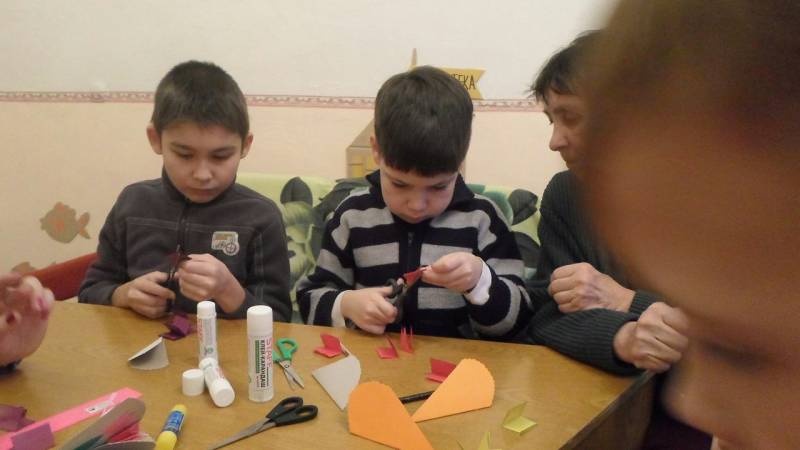 Подарок для мамы. Библиотека семейного чтения. Очумелые ручки.106652