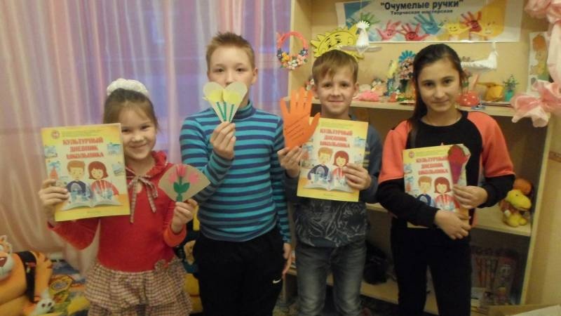 Подарок для мамы. Библиотека семейного чтения. Очумелые ручки.106647