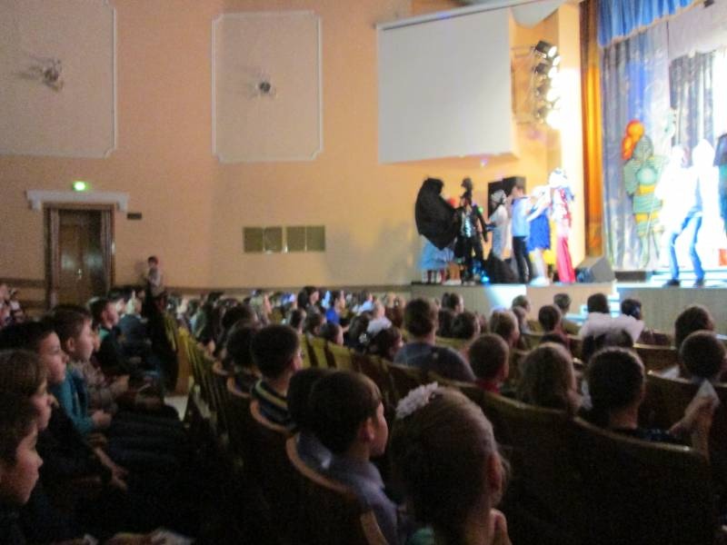 Новогоднее представление на городской елке мэра для отличников учебы. 27.12.2017 г.131036