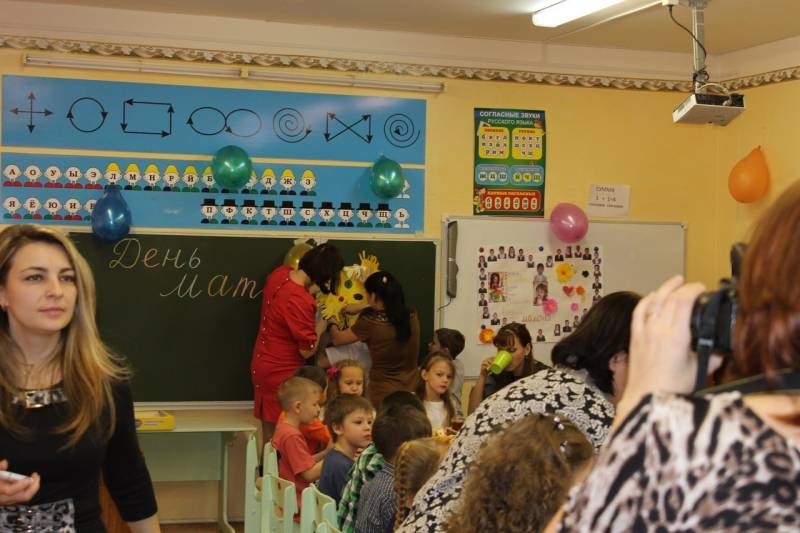 День мамы в 50 школе 9