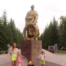 У памятника!