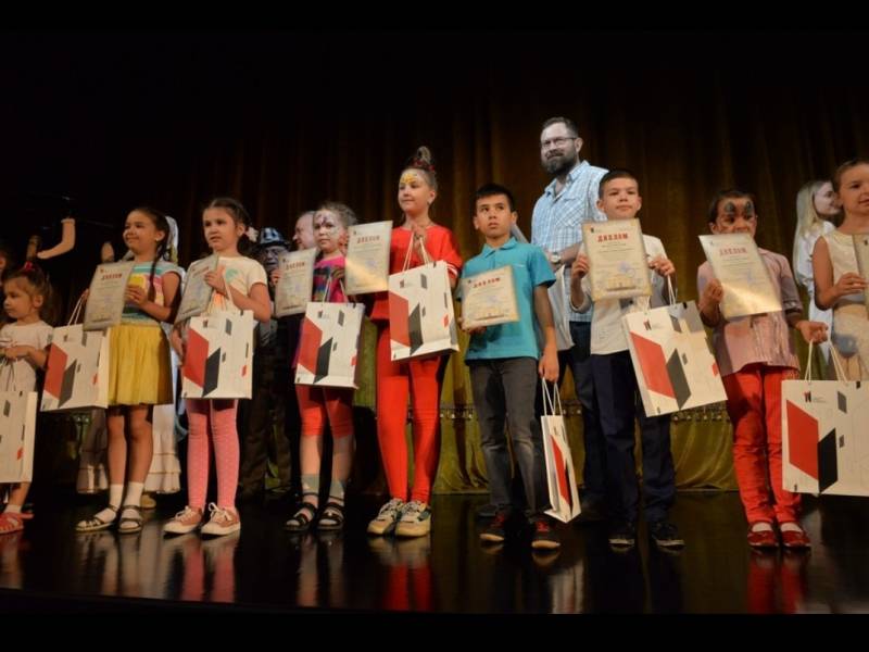 В День защиты детей лучших театральных блогеров КДШ поздравили на сцене ТЮЗа им. Г. Кариева