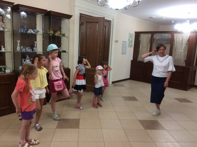 СВИДАНИЕ С УСАДЬБОЙ И УРОКИ ВЕЖЛИВОСТИ В МУЗЕЕ ЛЕНИНА