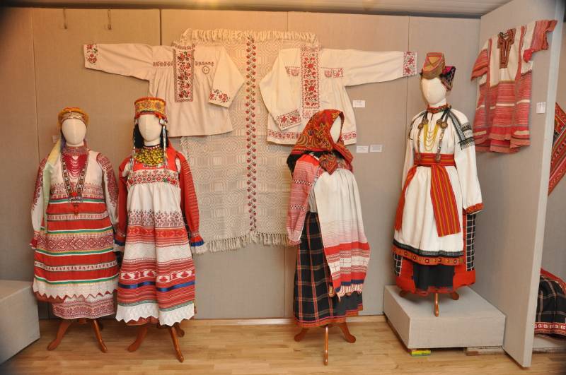 Выставка «Поэзия русского костюма»