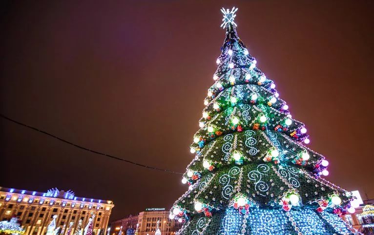 Новогодние елки, городки, праздничные площадки