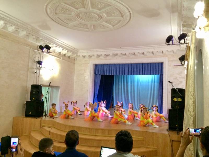 Я на первом выступлении сестренки!
