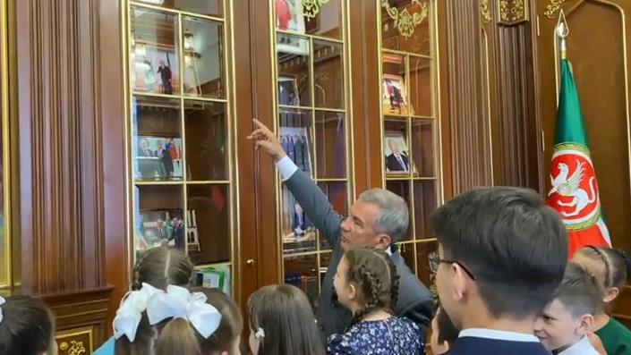 Президент Татарстана Рустам Минниханов в День защиты детей принял в Казанском Кремле победителей республиканского проекта «Культурный дневник школьника»