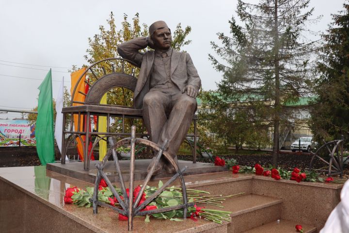 В Нурлате появился памятник основателю татарского театра Габдулле Кариеву