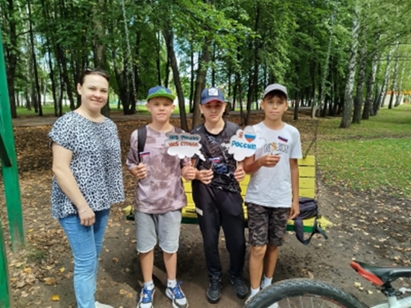 Уличная акция «Флаг РОССИИ» (12+)