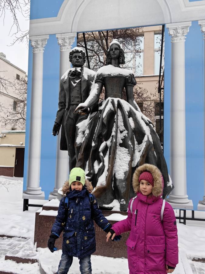 Памятник Пушкину и Гончаровой