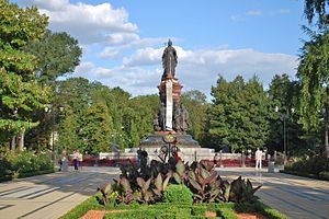 Памятник Елизавете II в Краснодаре
