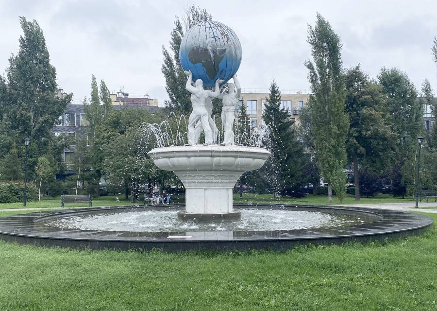 Фонтан "Владыкой мира будет труд"