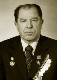 Галимзян Закирзянович Салимзянов (01.09.1923 — 19.12.2005) — аппаратчик Казанского химического комбината имени Вахитова, Герой Социалистического Труда