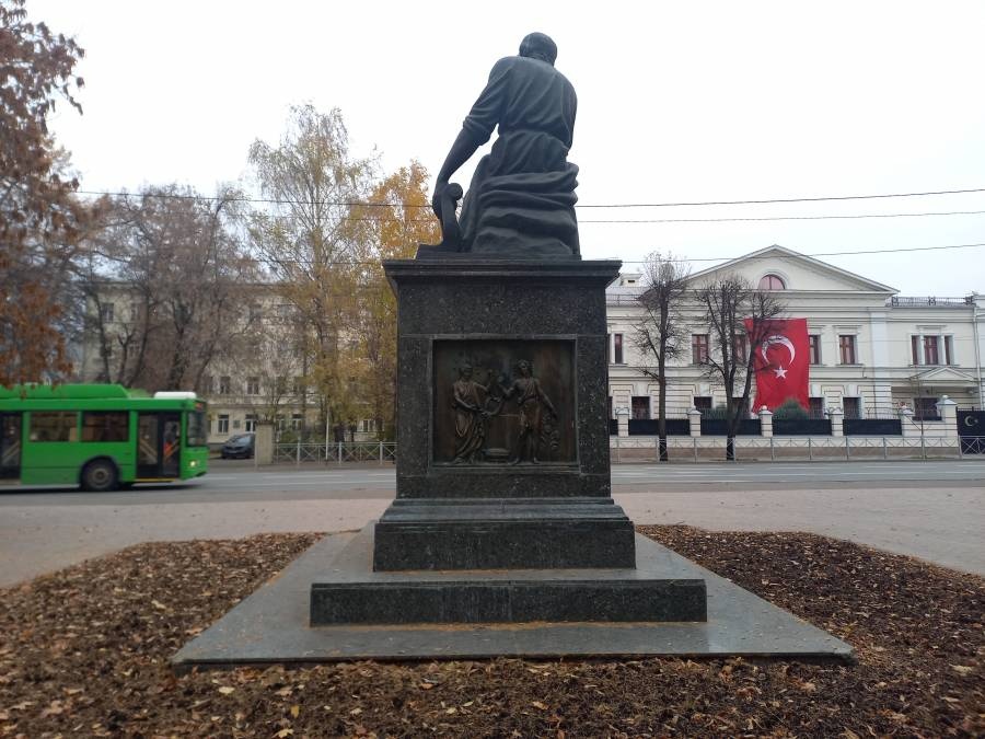 Памятник державину в москве. Памятник Державина настроение. Отношение к памятникам