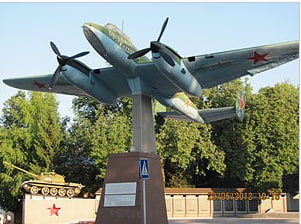 Памятник Самолету Пе-2