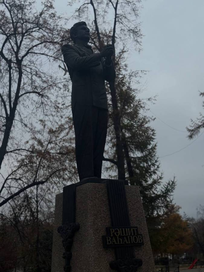 памятник народному артисту Татарской АССР Рашиту Вагапову.